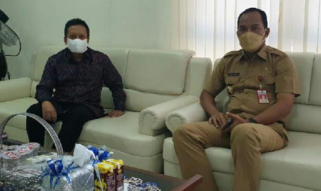 Kepala KPPN Sinjai, Anas Fazri bersama Plt. Kepala Dinas Koperasi Usaha Kecil Menengah dan Tenaga Kerja Sinjai, A. Ilham Abubakar (kanan) membahas rencana pembinaan koperasi dan rencana mewujudkan sentra pembinaan dari hulu hingga ke hilir bagi usaha mikro dengan sebutan “Rumah Umi”
