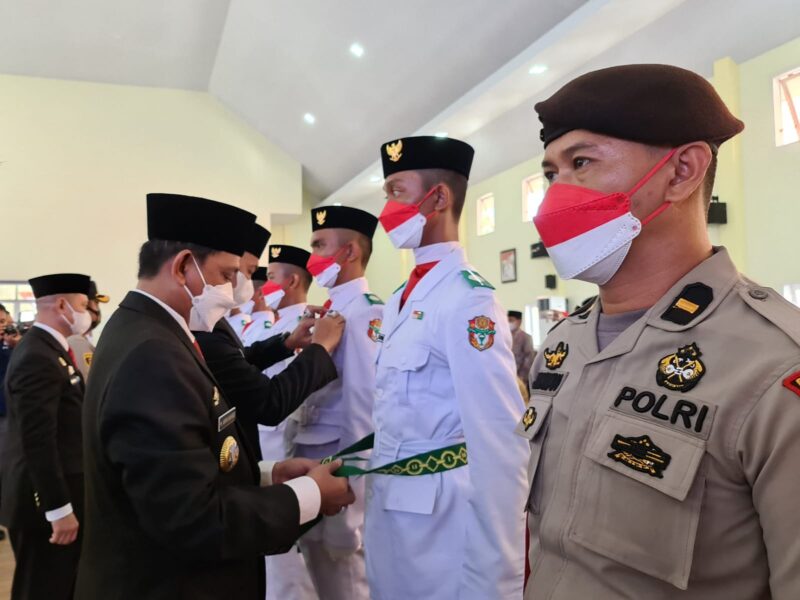 Bupati Wajo H. Amran Mahmud bersama Wakil Bupati Wajo H. Amran SE dan Forkopimda Wajo menyematkan lencana dan memasangkan sabuk Paskibraka tanda pengukuhan Paskibraka Wajo