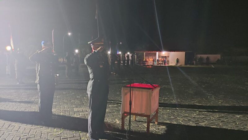 Kapolres Wajo AKBP Muhammad Islam memimpin pelaksanaan upacara malam apel kehormatan dan renungan suci, bertempat di taman makam pahlawan Empagae Sengkang, Selasa dinihari, 17 Agustus 2021