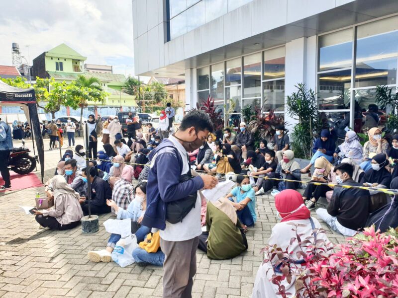 Calon peserta vaksin yang memadai halaman depan kampus Unifa yang cenderung tidak memperhatikan protokol kesehatan covid-19. (Foto Manaf)