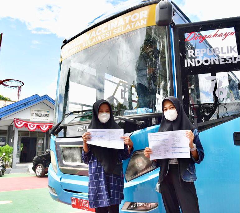 Dua orang siswi usai divaksin pada armada vaksin mobil milik prmprov Sulsel