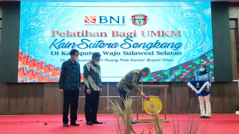 Bupati Wajo H. Amran Mahmud membuka Pelatihan bagi UMKM Kain Sutera Sengkang yang ditandai dengan pemukulan gong di ruang pola kantor bupati Rabu, 24 Agustus 2021 malam