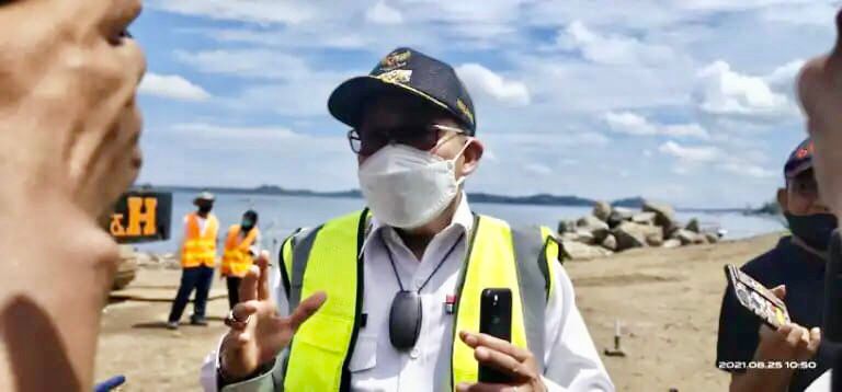 Walikota Parepare HM Taufan Pawe yang juga selaku Ketua Tim Gugus Tugas Covid 19 usai melakukan pemancangan tiang pertama Masjid Terapung BJ.Habibie