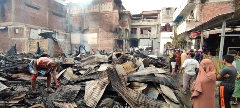 5 rumah warga rata dengan tanah, 2 rumah terbakar sebahagian akibat kebakaran yang terjadi di Jalan Jawa Lorong 2 Sengkang, Kecamatan Tempe, sekira pukul 00.45 dinihari, Jumat 27 Agustus 2021
