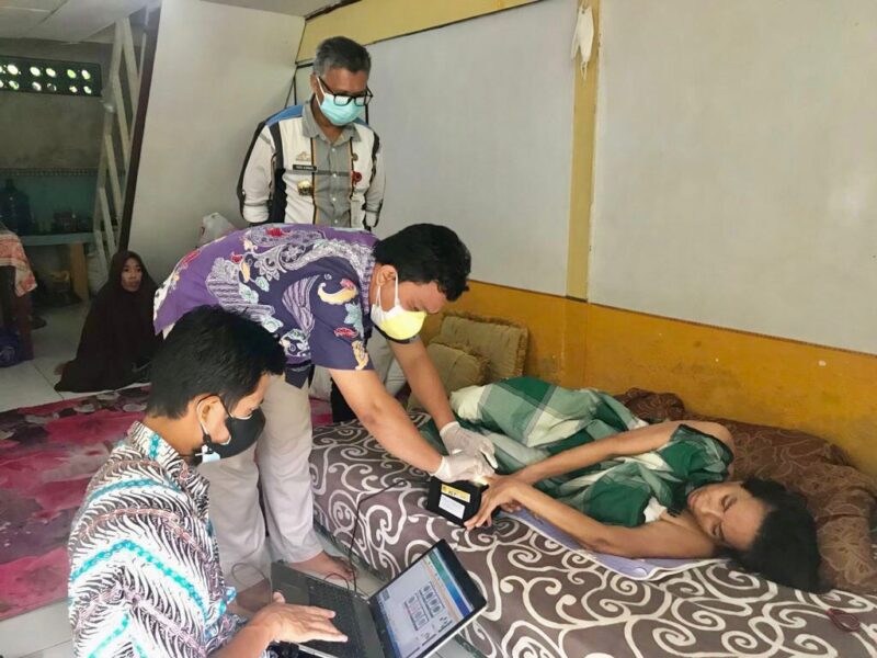 Dinas Kependudukan dan Catatan Sipil (Dukcapil) Kabupaten Pinrang melakukan perekaman data kependudukan bagi seorang warga yang mengalami sakit dan menjalani perawatan di RS Dokter Wahidin Sudirohusodo Makassar, Kamis 26 Agustus 2021.