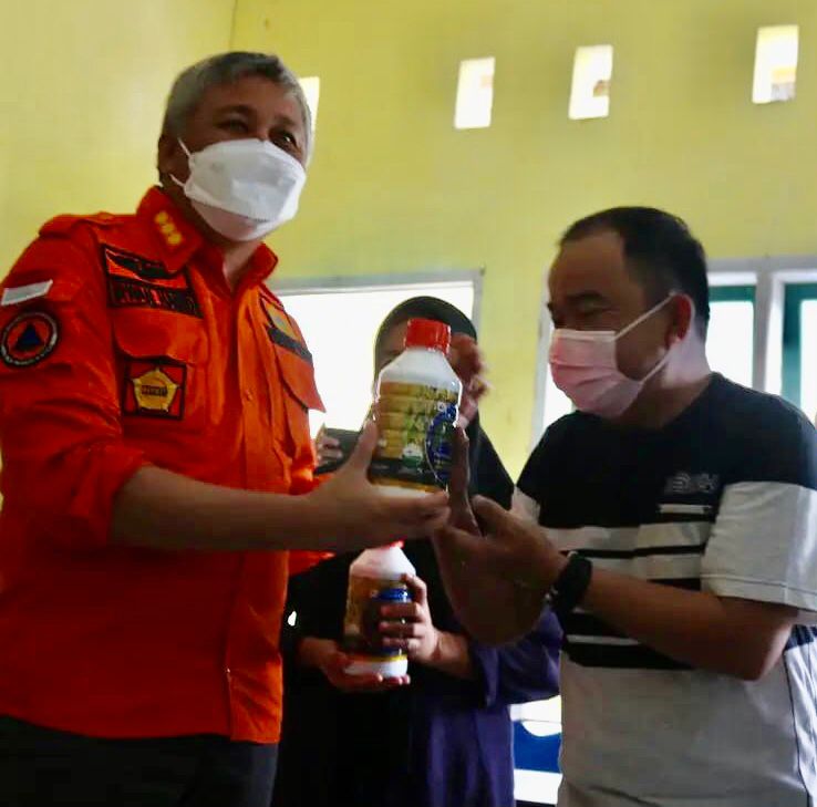 Bupati Pinrang Irwan Hamid Memberikan penghargaan kepada petani Millenial di Pinrang Sulsel
