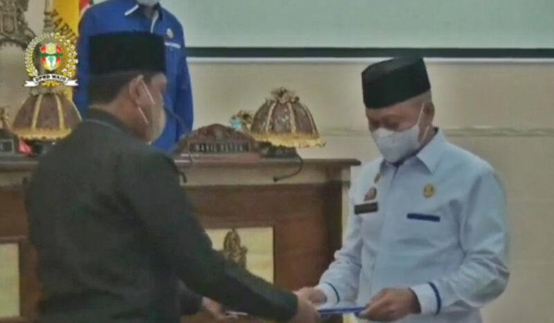 Ketua DPRD Wajo HA. Alauddin Palaguna menyerahkan berita acara penandatanganan nota penandatanganan Nota Kesepakatan  KUA dan PPAS Tahun Anggaran 2022 Kepala Bupati Wajo H. Amran Mahmud