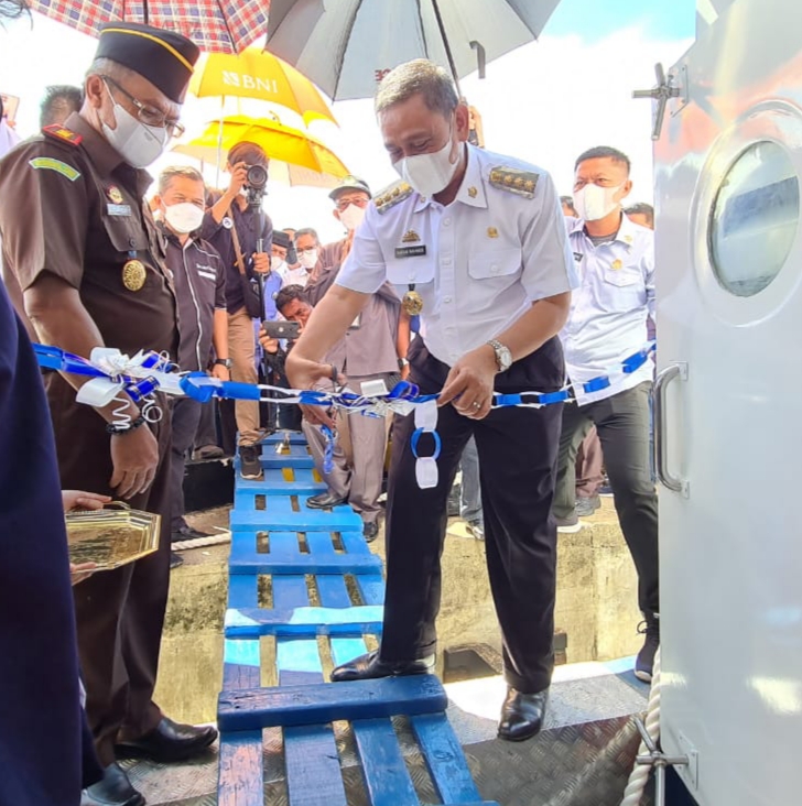 Bupati Wajo, H. Amran Mahmud, meluncurkan pelayaran perdana kapal fiber Express Bahari 99 di Pelabuhan Bangsalae Siwa, Kabupaten Wajo, Sulawesi Selatan, Rabu 25 Agustus 2021