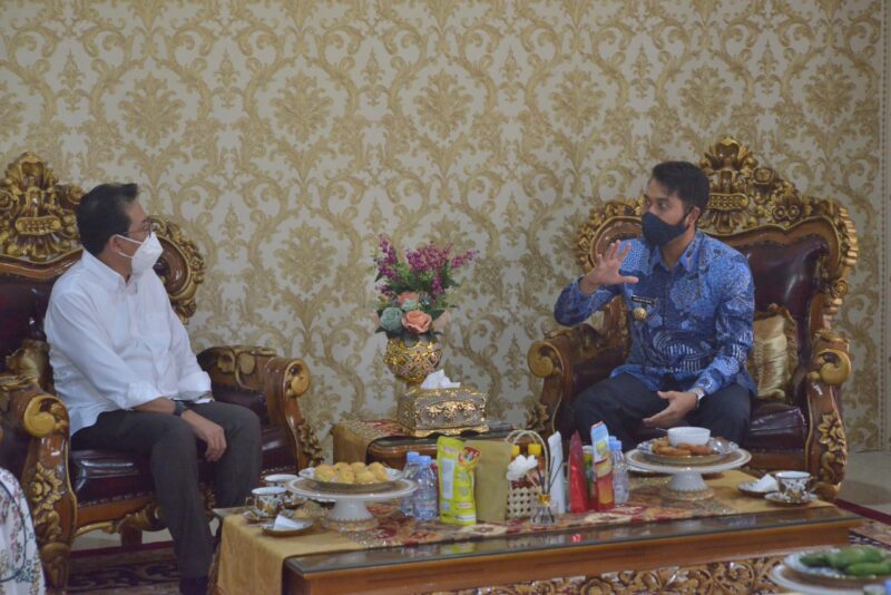 Bupati Sinjai, Andi Seto Asapa (ASA) menerima kunjungan kerja Jubir Presiden Dr. Fadjroel Rachman di di Rujab Bupati Sinjai, Selasa (31/8/2021)