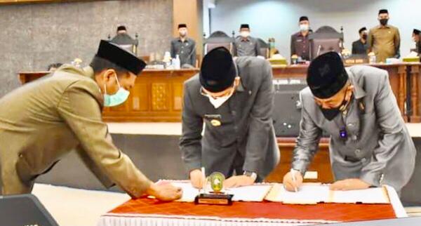 DPRD Kabupaten Sinjai menggelar Rapat Paripurna dalam rangka penandatanganan Nota Kesepahaman antara Pemerintah Kabupaten (Pemkab) dan DPRD Sinjai terhadap kebijakan umum APBD serta prioritas plafon anggaran sementara (KUA PPAS) tahun 2022