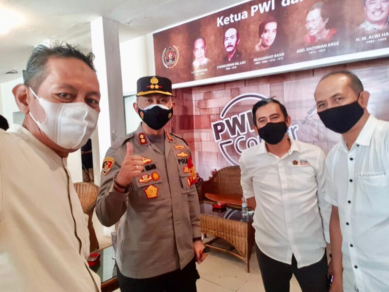 Kapolres Enrekang AKBP Andi Sinjaya foto bersama ketua PWI Sulsel HM.Agus Salim AH didampingi Wakil Ketua PWI Bidang Organisasi H. Manaf Rachman (kiri). (Foto Manaf)
