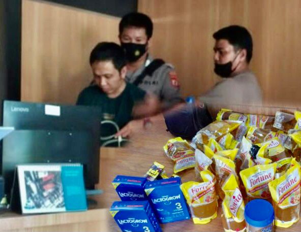 Pelaku pengutilan minyak goreng kemasan di minimarket, Fauzan, terlihat diamankan petugas di Mapolres sambil menunjukkan barang bukti minyak kemasan hasil curian kepada petugas
