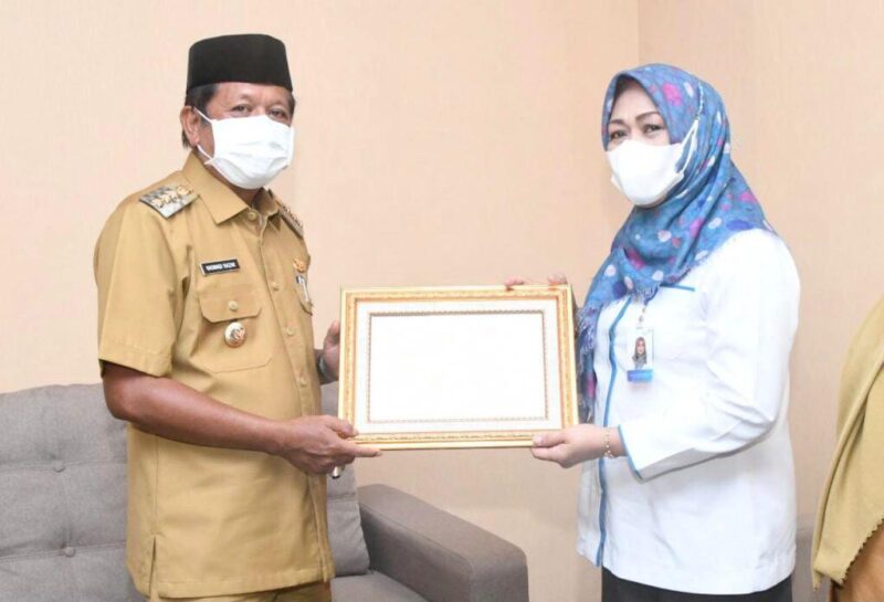Kepala  Badan Kependudukan dan Keluarga Berencana Nasional (BKKBN) Provinsi Sulawesi Selatan, Dra. Hj. Andi Ritamariani menyerahkan penghargaan kepada Bupati Soppeng Andi Kaswadi Razak di Lounge Kantor Bupati Soppeng