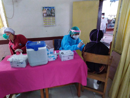 Warga Nikmati Layanan Vaksinasi di Majelis Taklim Darul Khoirot yang merupakan Kegiatan Serbuan Vaksin Hasil Kolaborasi Pemprov DKI, Kadin dan DMI