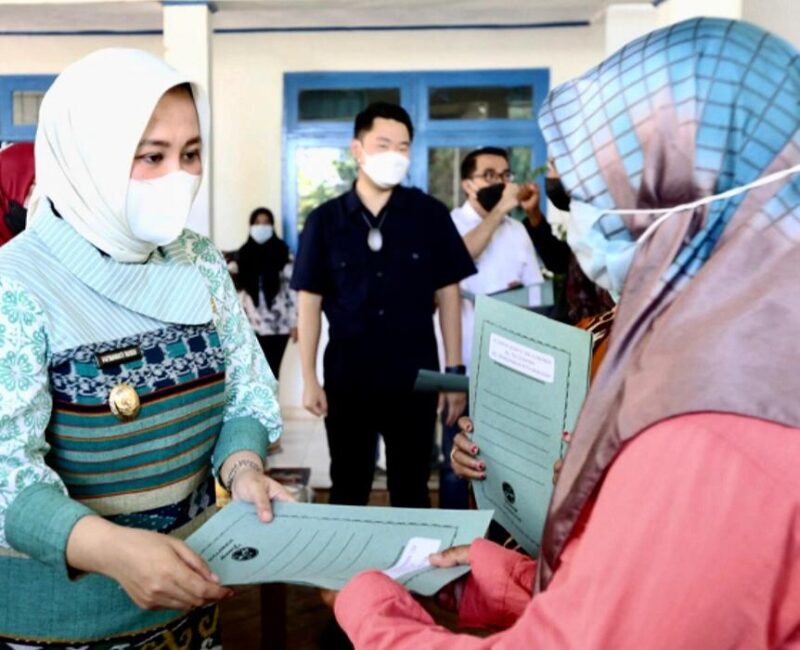 Wakil Walikota Makassar Fatmawati Rusdi Menyerahkan bantua hand traktor kepada kalompok tani wanita di Makassar Sulsel
