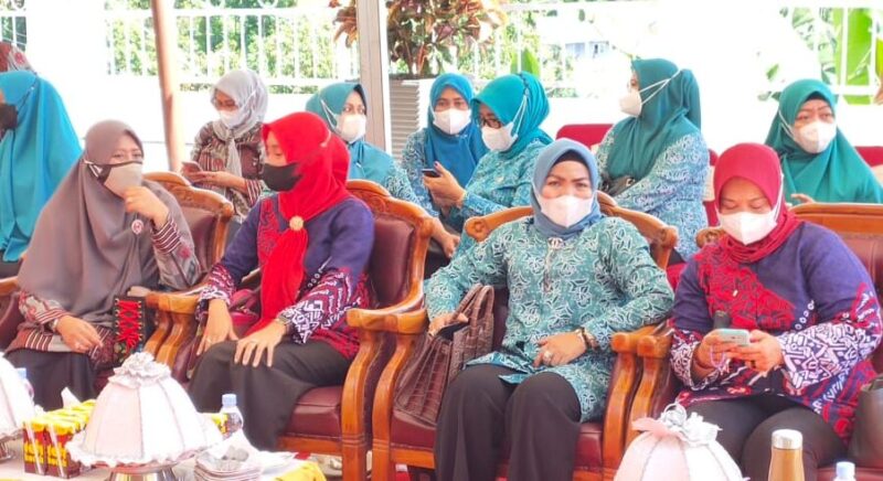 Ketua Dekranasda Wajo Hj. Sitti Maryam berbincang-bincang dengan Ketua Dekranas Pangkep Nurlita Wulan Purnama.