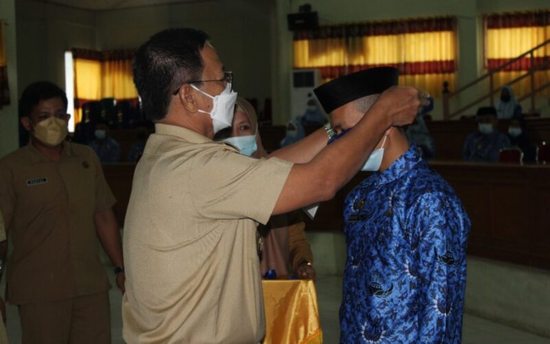 Wakil Bpati Pinrang H. Alimin memasangkan secara simbolis  atribut peserta Latihan Dasar CPNSD kepada perwakilan peserta