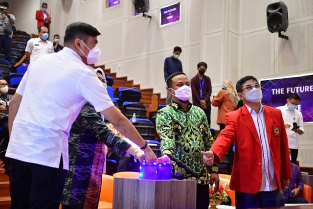 Plt Gubernur Sulsel Andi Sudirman ketika menghadiri dan melaunching  Incubator of Technology and Business, Peresmian Techno Exhibition Hall, dan Webinar Nasional Seri-1 Fakultas Teknik Universitas Hasanuddin (Unhas), di Fakultas Teknik Unhas, Kabupaten Gowa, Rabu, 04/08/2021.
