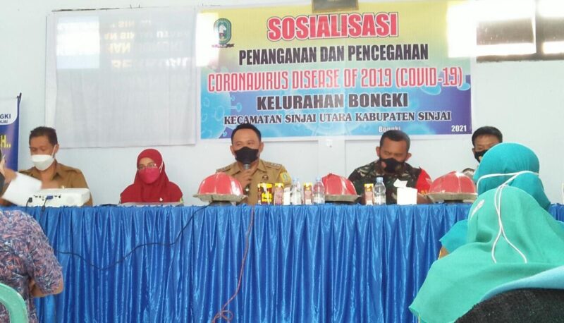 Camat Sinjai Utara H. Sofwan Sabirin memberikan sambutan dan mengedukasi masyarakat prokes pada sosialisasi pencegahan Covid 19 di Aula Kantor Kelurahan Bongki, Kecamatan Sinjai Utara Senin, 30 Agustus 2021