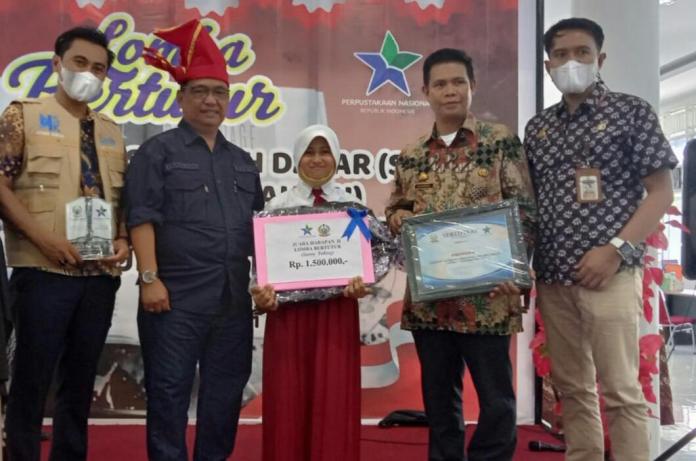 Siswi asal SDN 84 Mangarabombang, Kecamatan Sinjai Timur, Khurny Zaujatinnisa yang masuk enam besar dalam lomba bercerita/bertutur tingkat Provinsi Sulsel berhasil meraih juara harapan 2.
