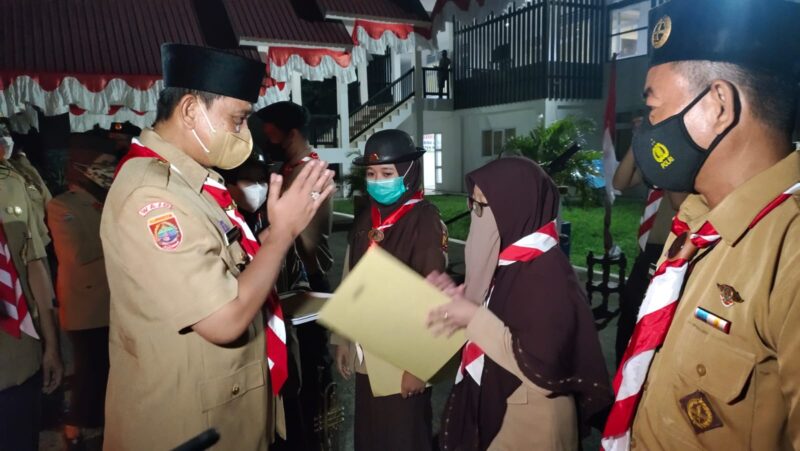 Bupati Wajo Amran Mahmud, yang juga Ketua Majelis Pembimbing Cabang (MABICAB) Gerakan Pramuka Wajo dan Ketua Kwartir Cabang (Kwarcab) Gerakan Pramuka Wajo, menghadiri “malam renungan” menjelang Hari Pramuka