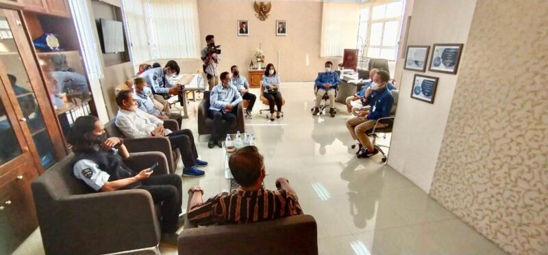 Kepala Stasiun TVRI Sulawesi Selatan Jati SW menerima Direktur utama 55 TV Salim Jati Mamma dan rombongan di Makassar 09 Agustus 2021 sore