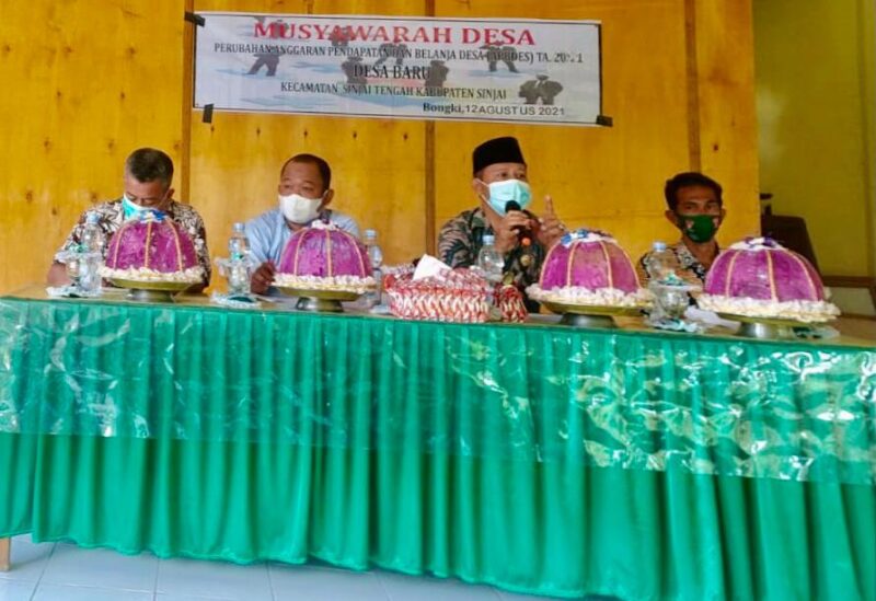 Pj. Kepala Desa yang juga camat Sinjai tengah Jufri memberikan sambutan pada Musdes Perubahan APBDesa Baru Kecamatan Sinjai Tengah