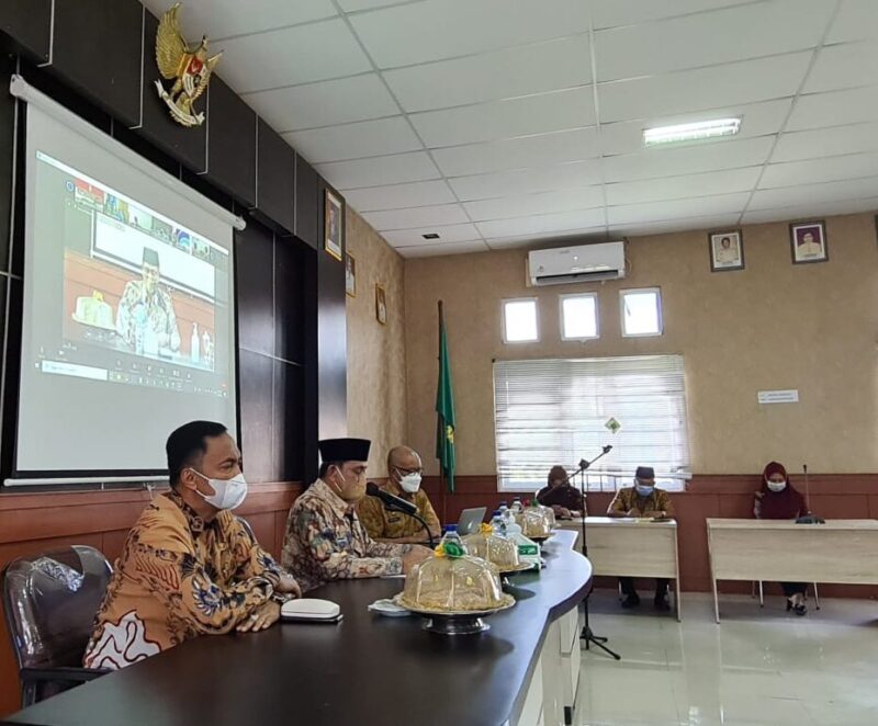 Bupati Wajo H. Amran Mahmud didampingi Wakil Bupati Wajo H. Amran SE dan Kepala Bappelitbangda Andi Palawarukka memberikan sambutan dan membuka Musyawarah Rencana Pembangunan (Musrenbang) Rencana Pembangunan Jangka Menengah (RPJMD) dalam rangka perubahan RPJMD Kabupaten Wajo 2019-2024, Jumat (6/8/2021) secara virtual