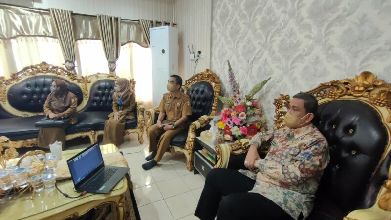 Bupati Wajo, Amran Mahmud, didampingi Kepala Dinas Dinas Penanaman Modal dan Pelayanan Terpadu Satu Pintu (DPMPTSP) Wajo dan jajaran mengikuti peluncuran OSS Berbasis Risiko secara virtual