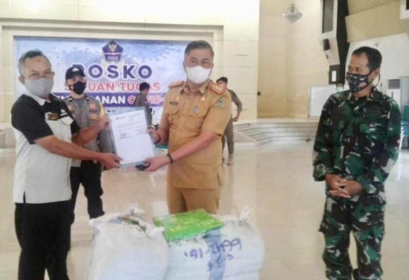 Ahmad Galib ST Kepala Pabrik Semen Bosowa Siawung selaku perwakilan dari PT Semen Bosowa menyerahkan bantuan APD kepada Pemkab Barru yang diterima oleh Sekda Barru Abustan
