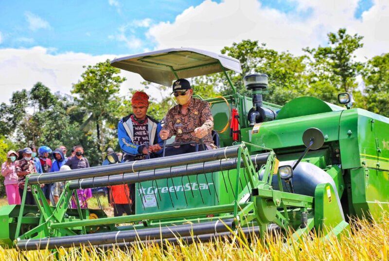 Bupati Wajo H. Amran melakukan panen perdana dengan mengoperasikan mesin pemanen padi didampingi operator Jumat, 27 Agustus 2021