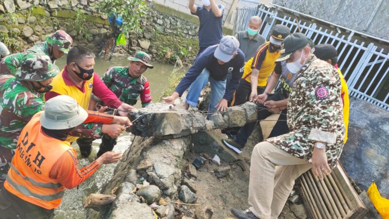 Bupati Wajo H. Amran Mahmud nampak membantu para petugas terjun langsung melakukan pembersihan drainas di Kelurahan Maddukkelleng Kecamatan Tempe