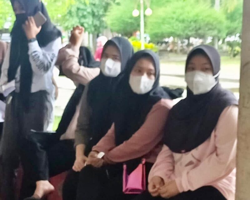 St. Asia (kiri) bersama temannya sebelum di vaksin