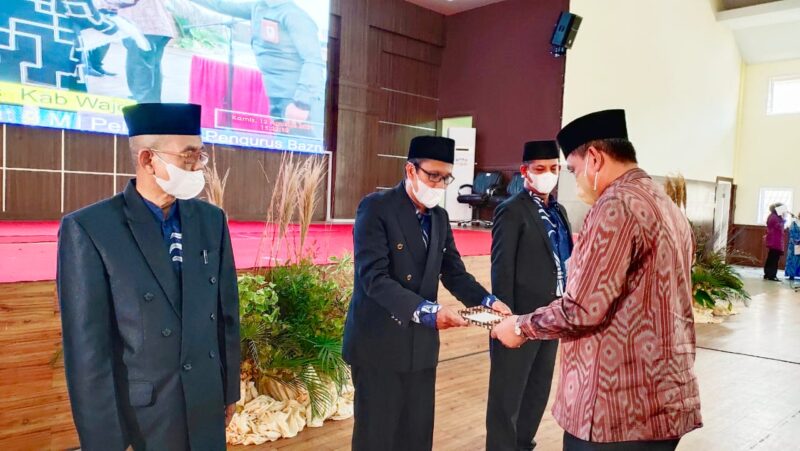 Bupati Wajo, H. Amran Mahmud melantik Jajaran pejabat atau pimpinan  Badan Amil Zakat Nasional (Baznas) Kabupaten Wajo sekaligus menyerahkan SK pelantikan Kamis, 12 Agustus 2021 kemarin