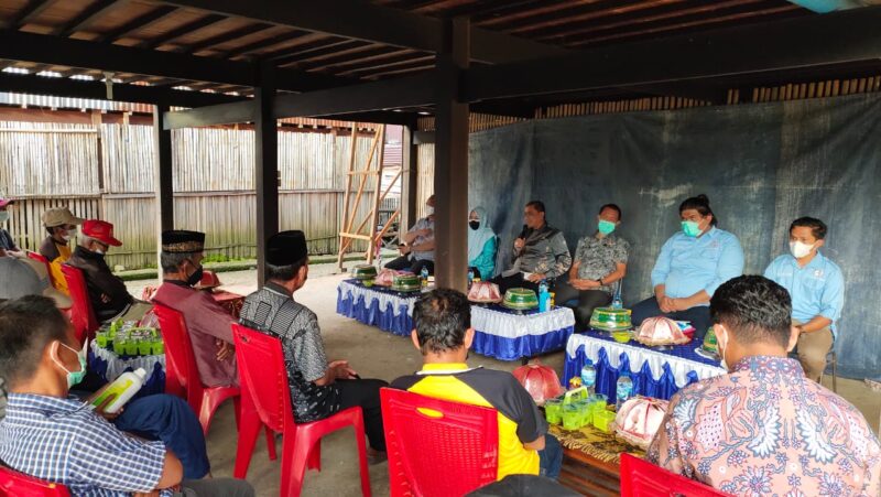 Bupati Wajo H. Amran Mahmud memberikan arahan pada acara penyerahan secara simbolis pupuk cair kepada kelompok tani di 6 Kecamatan di Wajo