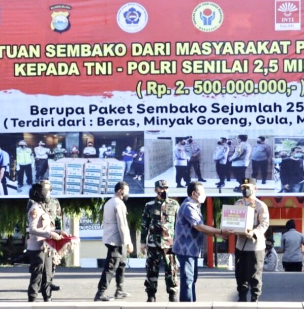 Masyarakat Pengusaha Tionghoa Sulsel menyerahkan 25 ribu paket  sembako kepada Kapolda Sulawesi Selatan (Sulsel), Irjen Pol Merdisyam bersama Pangdam XIV Hasanuddin Mayjen TNI Mochamad Syafei Kasno