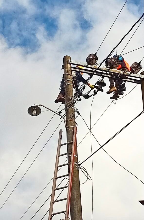 Petugas Pelayanan tekhnik ULP Paria melakukan perbaikan kabel TM  terputus.--foto; Andi Ari--