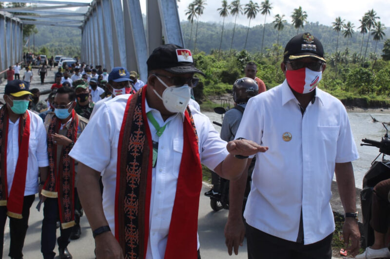 Plt Gubernur Sulsel Andi Sudirman Sulaeman meninjau kondisi jembatan yang rusak