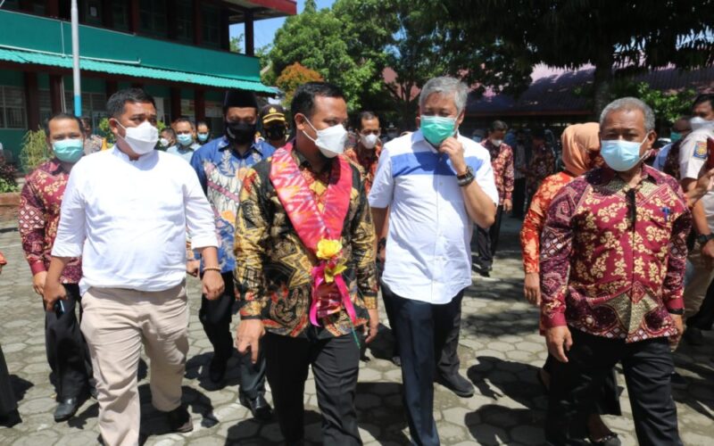 Plt. Gubernur Sulawesi selatan Andi Sudirman Sulaiman didampingi Buoati Sinjai Irwan Hamid berkesempatan untuk meninjau proses vaksinasi untuk anak di SMA Negeri 1 Pinrang, Jum’at (20/8/2021)