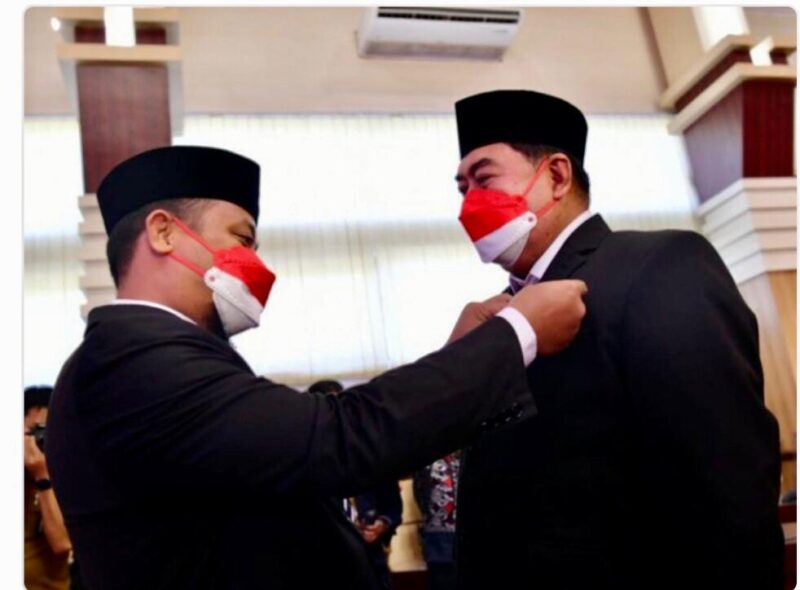 Plt Gubernur Sulsel. A Sudirman Sulaiman  menyematkan tanda kehormatan Satya Kancans Karya Satya ke Sekprof Sulsel Abd Hayat Gani