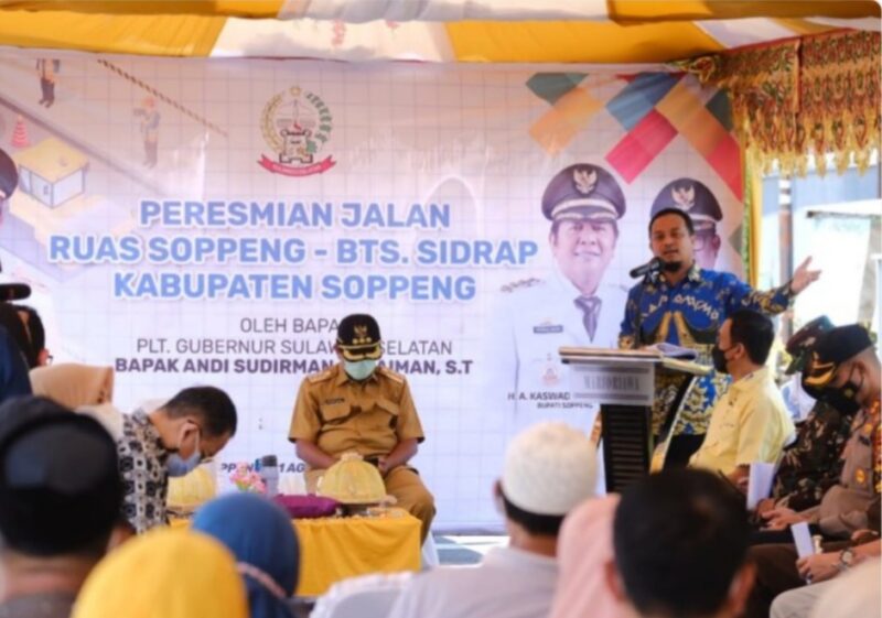Plt. Gubernur Sulsel  Andi Sudirman Sulaiman memberikan sambutan saat meresmikan jalan ruas Soppeng-bts Sidrap