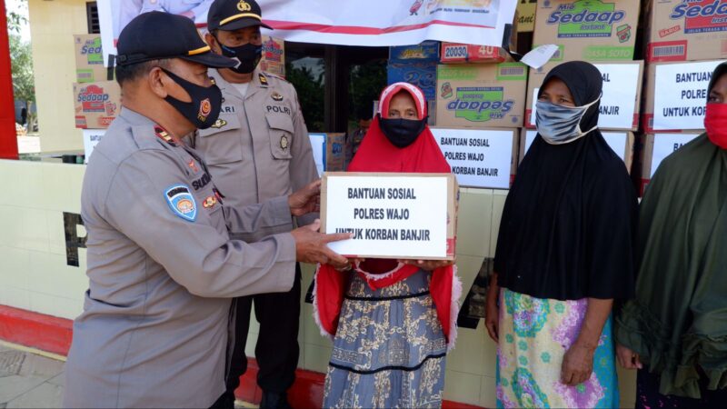 Bantuan Sosial dari Kapolres Wajo diserahkan secara simbolis oleh Kasi Keuangan Polres Wajo Iptu Sulaya kepada personil Polsek Pitumpanua dan masyarakat sekitar Polsek Pitumpanua yang terdampak bencana banjir