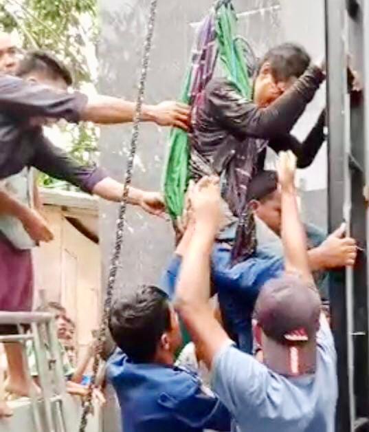 Petugas Damkar Sinjai saat mengevakuasi Faisal, korban tersengat listrik asal kota Makassar Sulsel