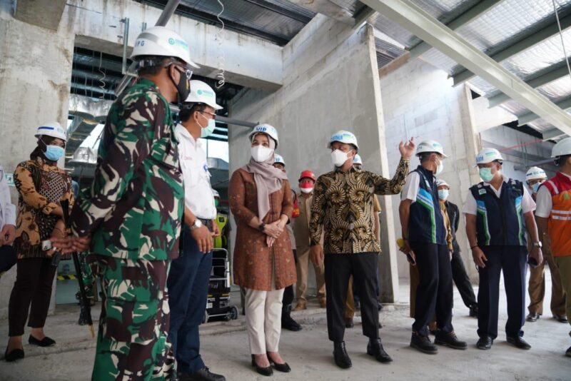 Plt Gubernur Sulsel (tengah) saat meninjau proyek Pengembangan Bandara internasional Sultan Hasanuddin Makasssar. (foto humas)
