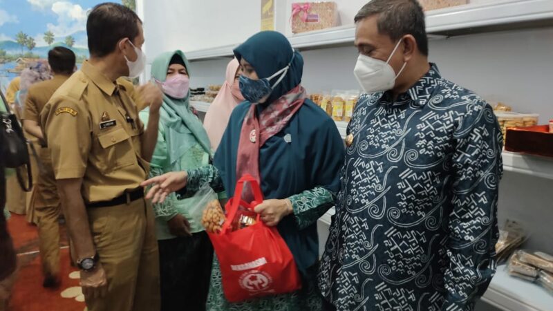 Bupati Wajo H. Amran Mahmud didampingi Ketu TP PKK Wajo yang juga Ketua Dekranasda Wajo Hj. St Maryam Amran Mahmud juga menyempatkan meninjau tiap sudut ruangan toko oleh-oleh sekaligus berbelanja usai diresmikan.