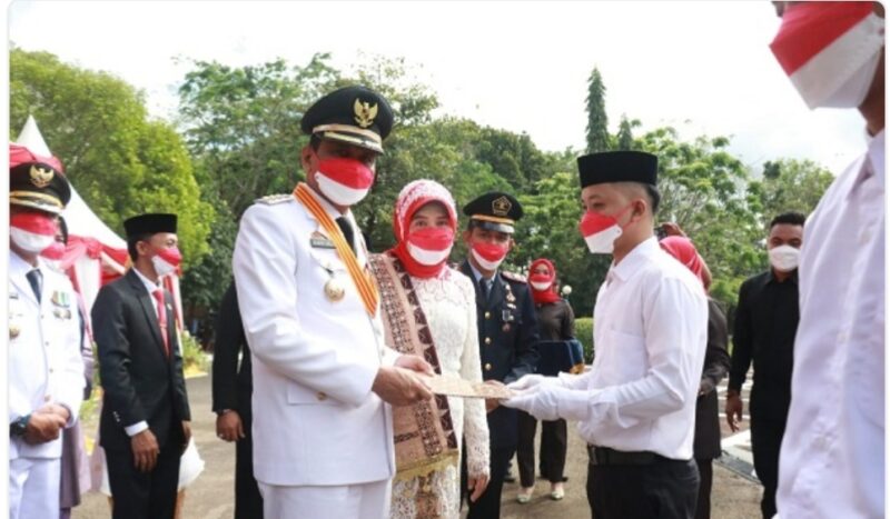 Bupati Barru, H. Suardi Saleh didampingi Ketua Tim Penggerak PKK Barru drg. Hj. Hasnah Syam MARS bersama Kepala Rumah Tahanan Kelas II B Mashuri Alwi menyerahkan surat remisi kepada narapidana yang bersyarat mendapatkannya