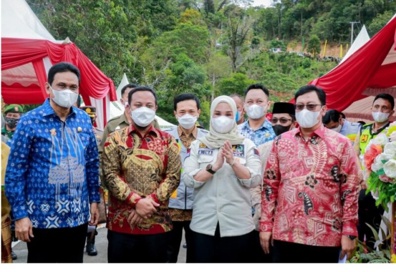 Plt Gubernur Sulsel Andi Sudirman Sulaiman saat meresmikan jalan Poros Barru - Soppeng