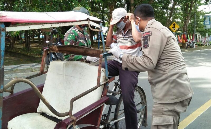Tim Satuan Tugas (Satgas) Covid-19 Kabupaten Sinjai yang terdiri dari personel gabungan TNI-Polri, Satpol PP, Dinas Perhubungan serta Diskominfo dan Persandian menggelar Operasi Yustisi untuk mendisiplinkan masyarakat menggunakan masker dalam upaya mencegah penyebaran Covid-19, Rabu 4 Agustus 2021.