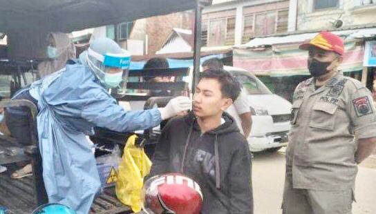 Tim gabungan Covid-19 razia prokes pengujun Pasar Tradisional Malili, Kecamatan Malili, Luwu Timur, Sulawesi Selatan