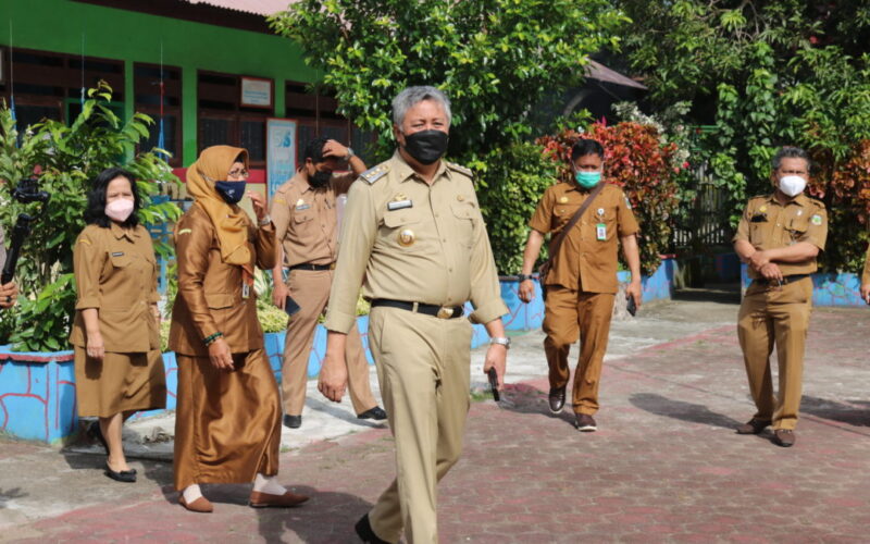 Bupati Pinrang Irwan Hamid secara marathon kembali mengunjungi beberapa sekolah diberbagi tingkatan untuk memantau kesiapan pelaksanaan Pembelajaran Tatap Muka (PTM), Senin (2/8/2021).